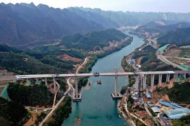 廣西最大跨徑雙向六車道高速公路連續剛構橋雙幅合龍