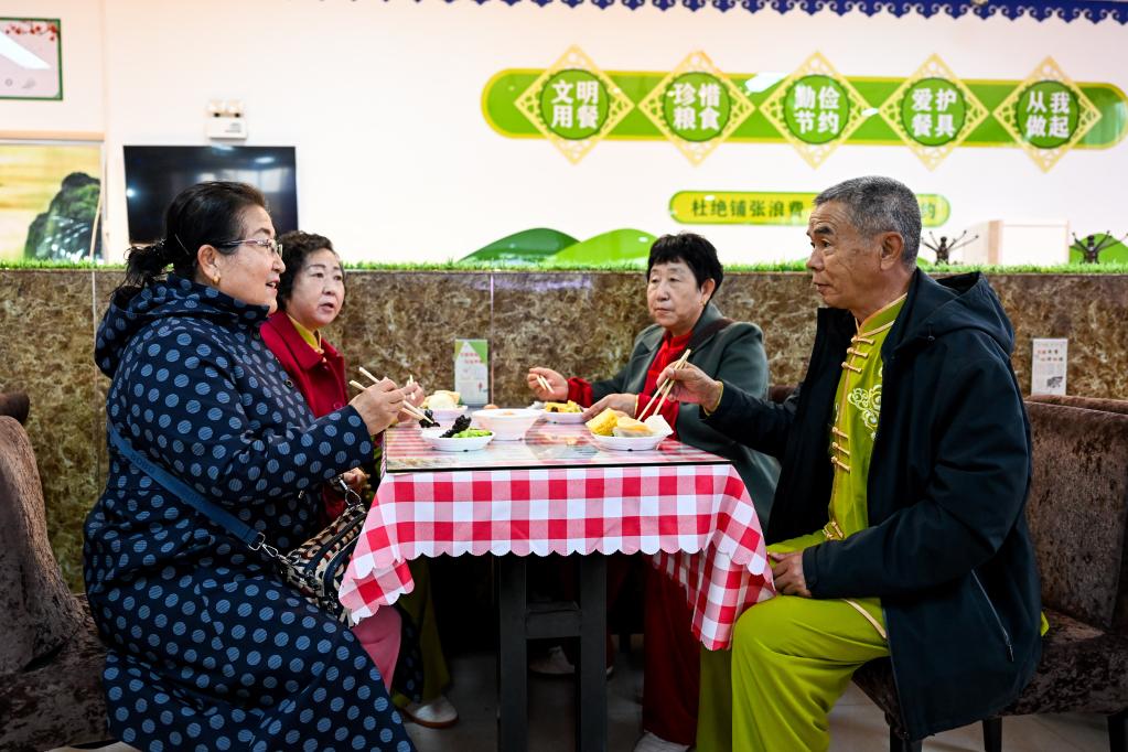 內蒙古伊金霍洛旗：為老年人提供貼心用餐服務