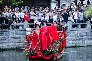 浙江建德舉行宋韻水上婚禮表演