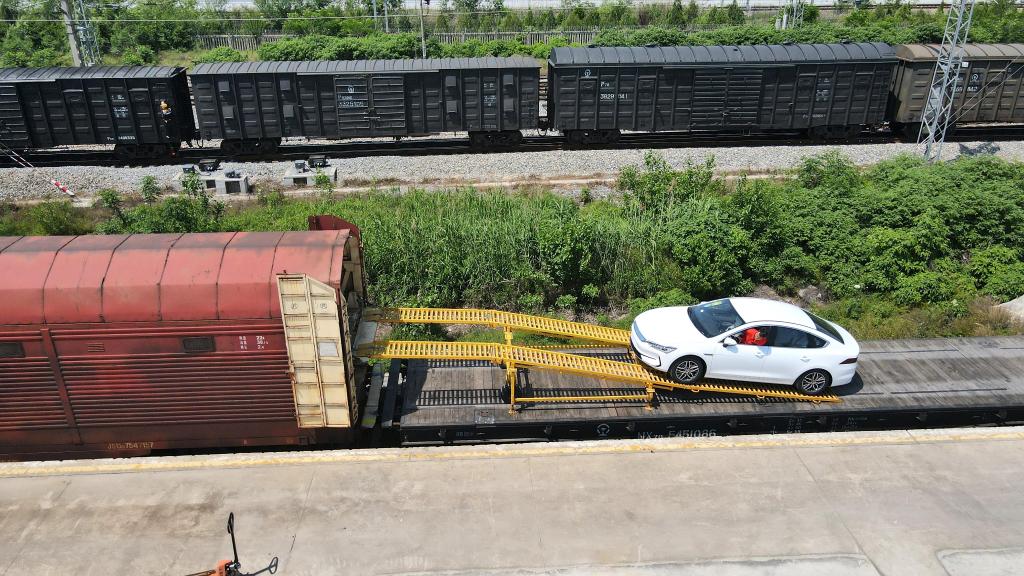 鐵路運輸助力新能源汽車跑出“加速度”