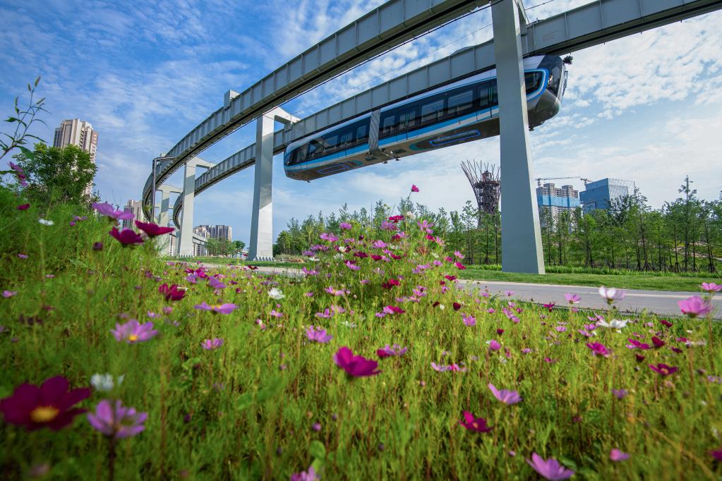 新華全媒+丨駛向未來！“光谷光子號”空軌建成試跑