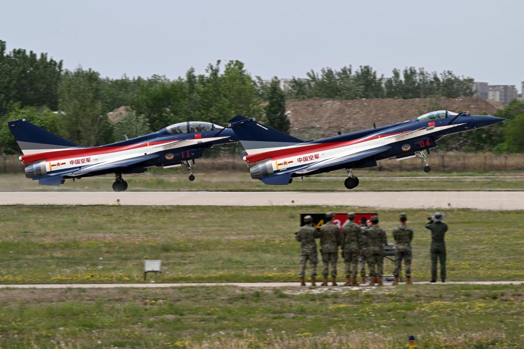 新華全媒＋丨空軍八一飛行表演隊換裝殲-10C 將參加第十六屆蘭卡威國際海事和航空展